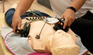 5 Benefits of Taking an ACLS Class in Person